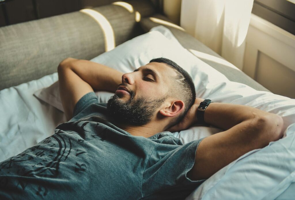 Pessoa acordada na cama durante uma noite de ansiedade e insônia