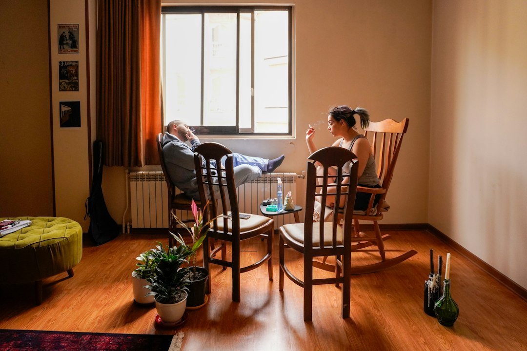 Casal conversando calmamente em casa sobre o relacionamento