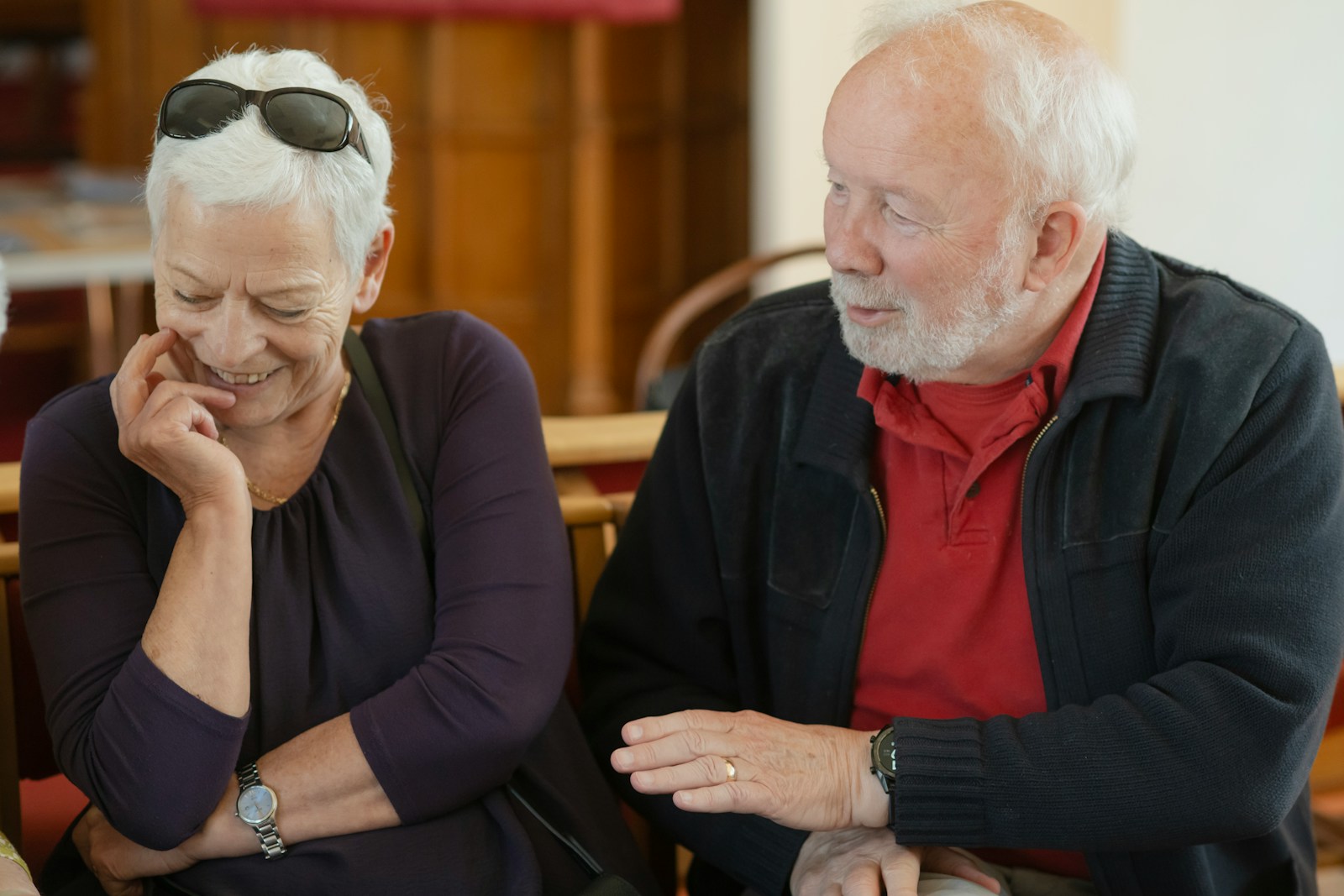 Esposa apoiando o marido durante uma conversa difícil no casamento