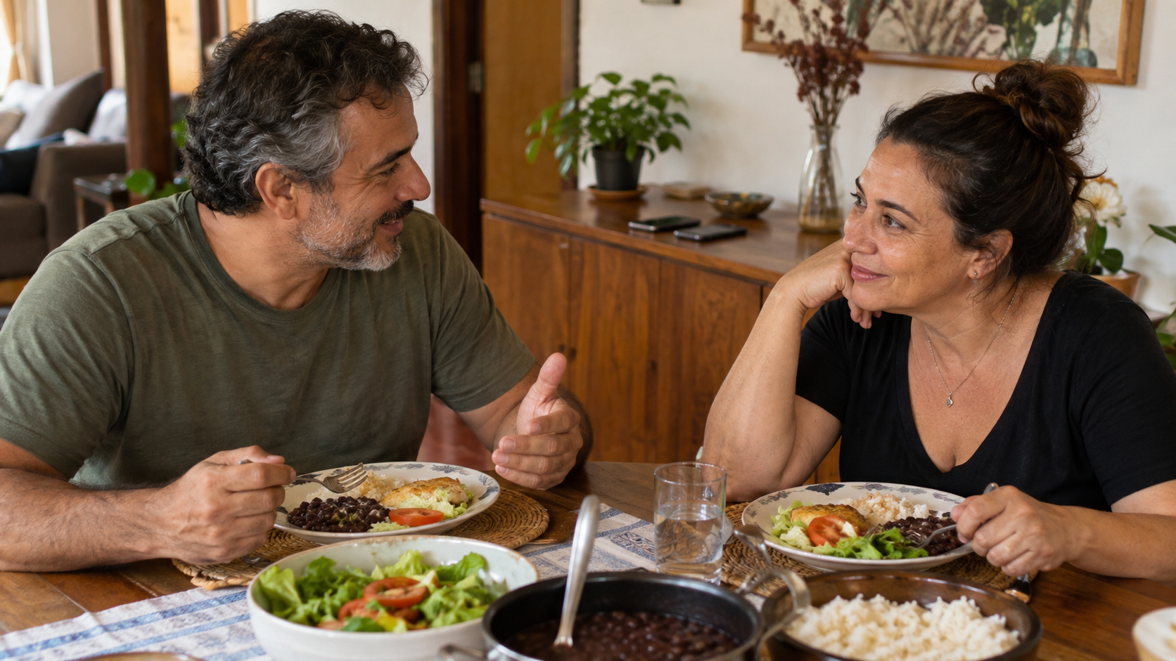 Casal conversando durante uma refeição com os celulares deixados de lado.