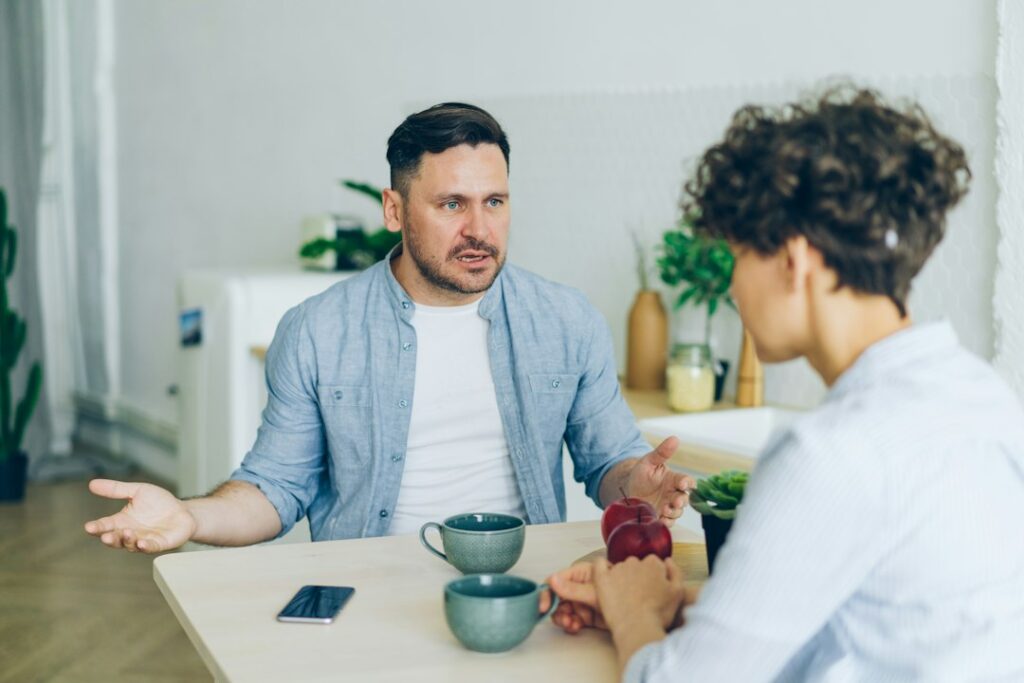 Casal em conversa difícil refletindo sobre o impacto das palavras nos relacionamentos