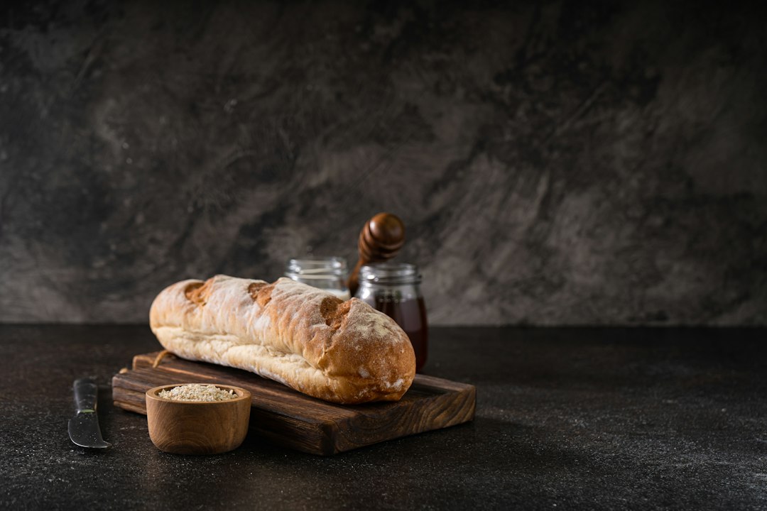 Pão sobre mesa rústica evocando o momento em que Jesus partiu o pão em Emaús