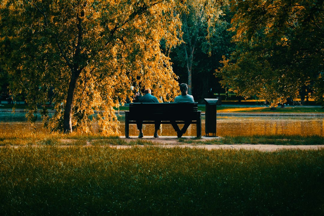 Duas pessoas conversando em um parque durante um momento de apoio