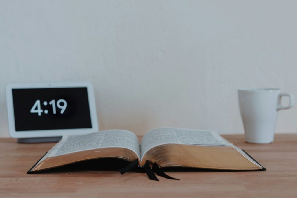 Mesa de estudo com Bíblia, computador e materiais para preparação de sermão