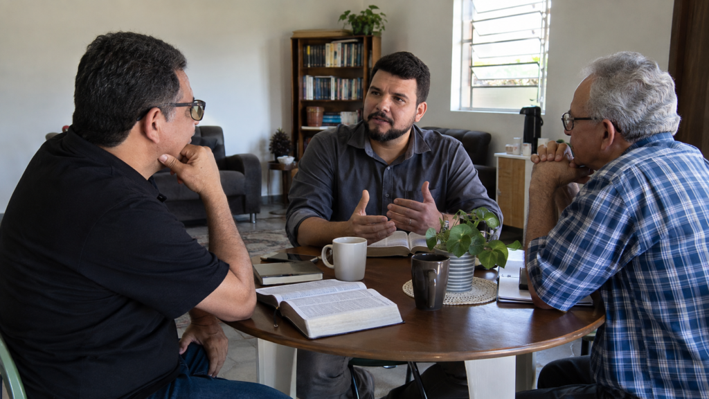 Pastores conversando em uma rede de apoio e amizade ministerial.