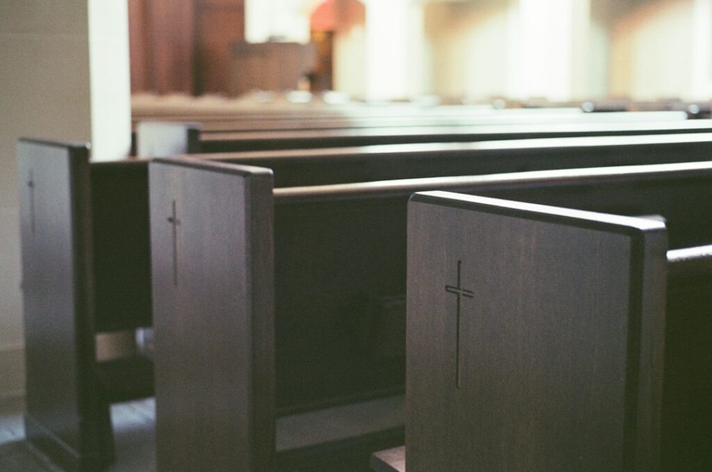 Bancos vazios em uma igreja durante um momento de silêncio e reflexão espiritual