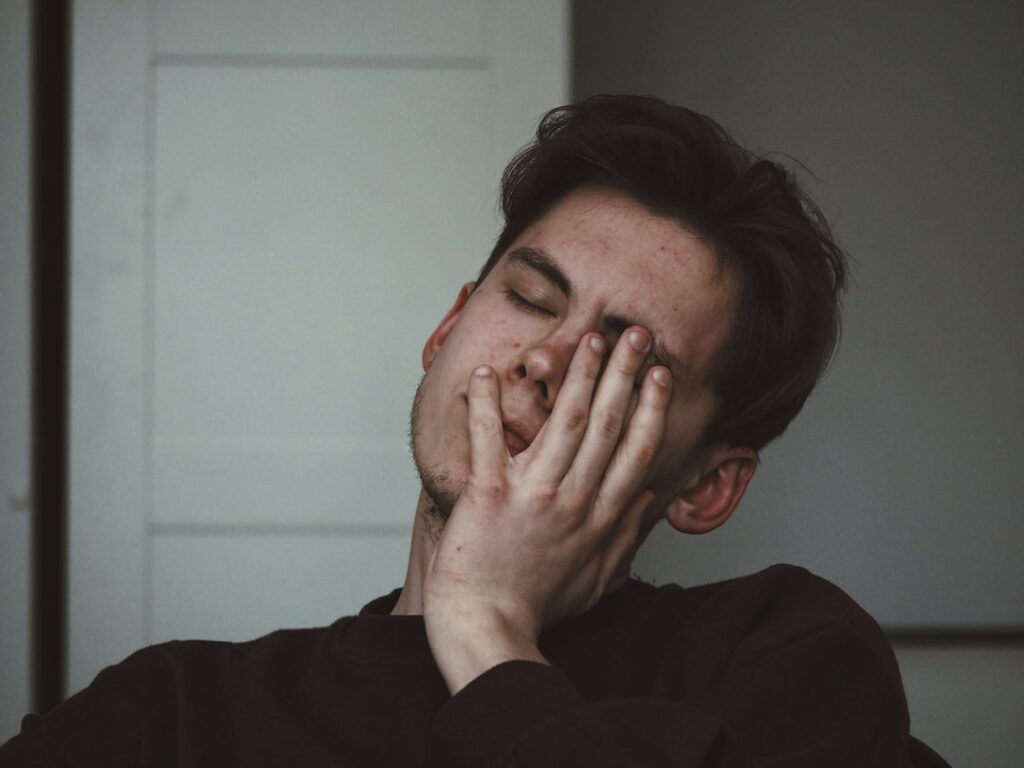 Homem cansado refletindo sobre sinais de esgotamento emocional e necessidade de descanso.