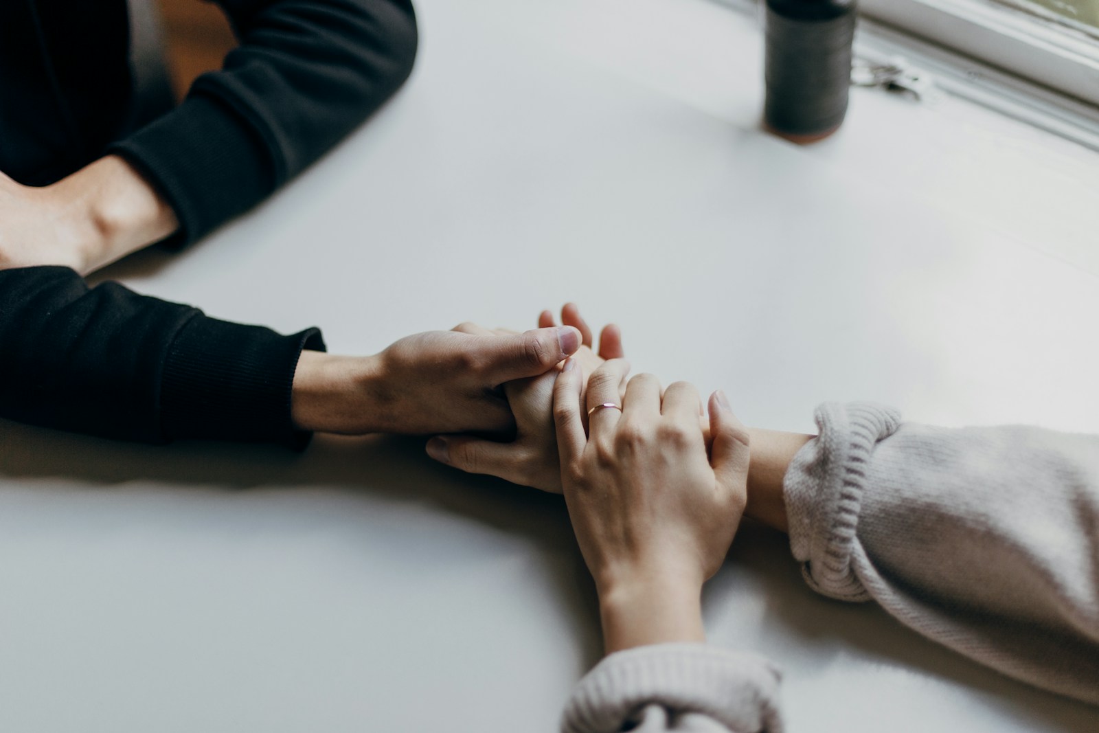 Casal em momento de conversa e reconexão durante uma fase difícil